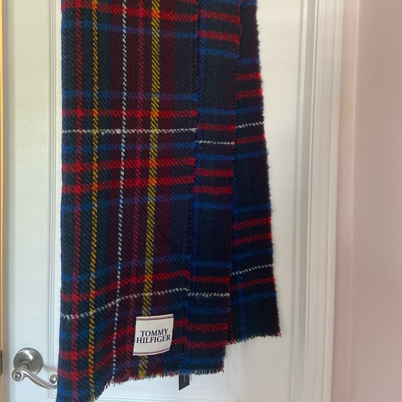 BNWT tommy hilfiger super cozy plaid scarf - Picture 3 of 3